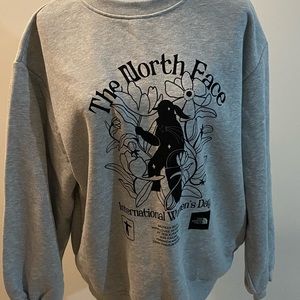 The north face oversized women sweatshirt, never used, new size M.